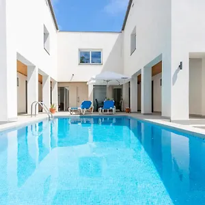 Goldhome - New House With Private Heated Pool, Parking, Wifi, Games Villa